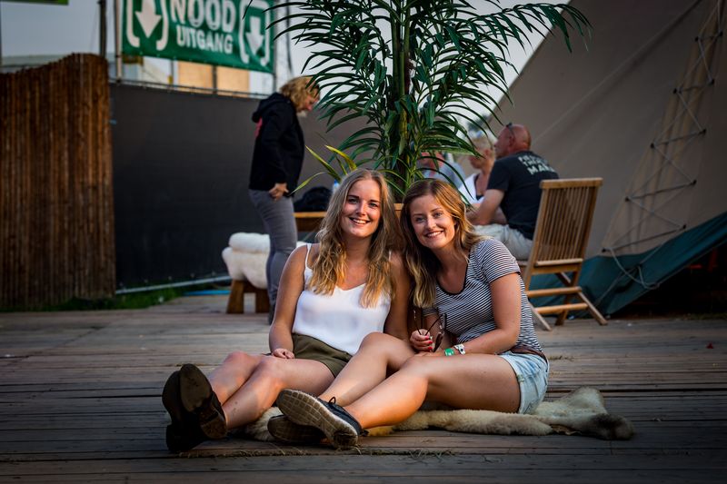 Backstage Girls