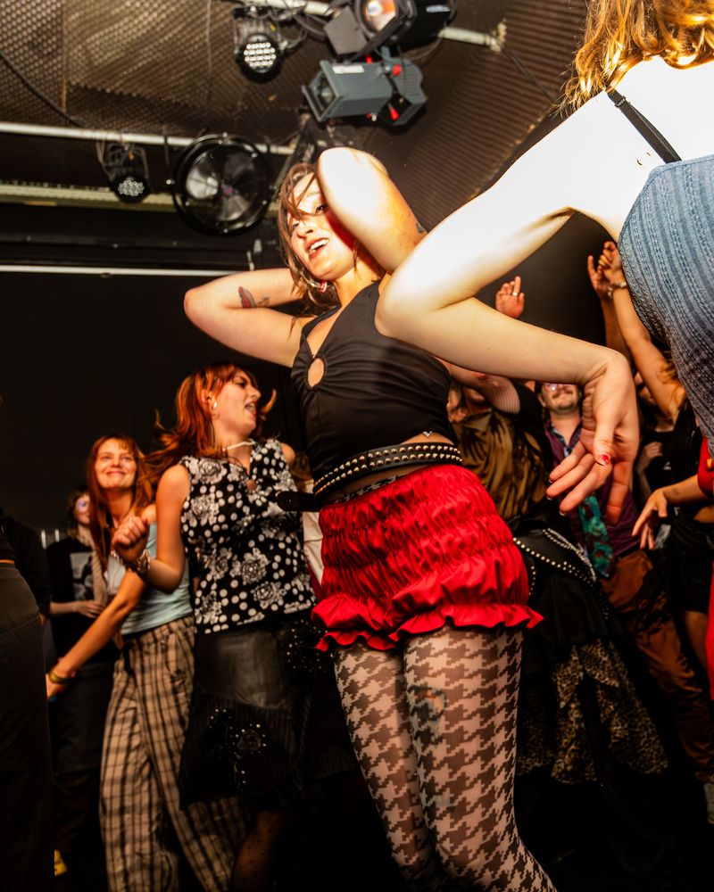 Snackbar, Girls to the Front