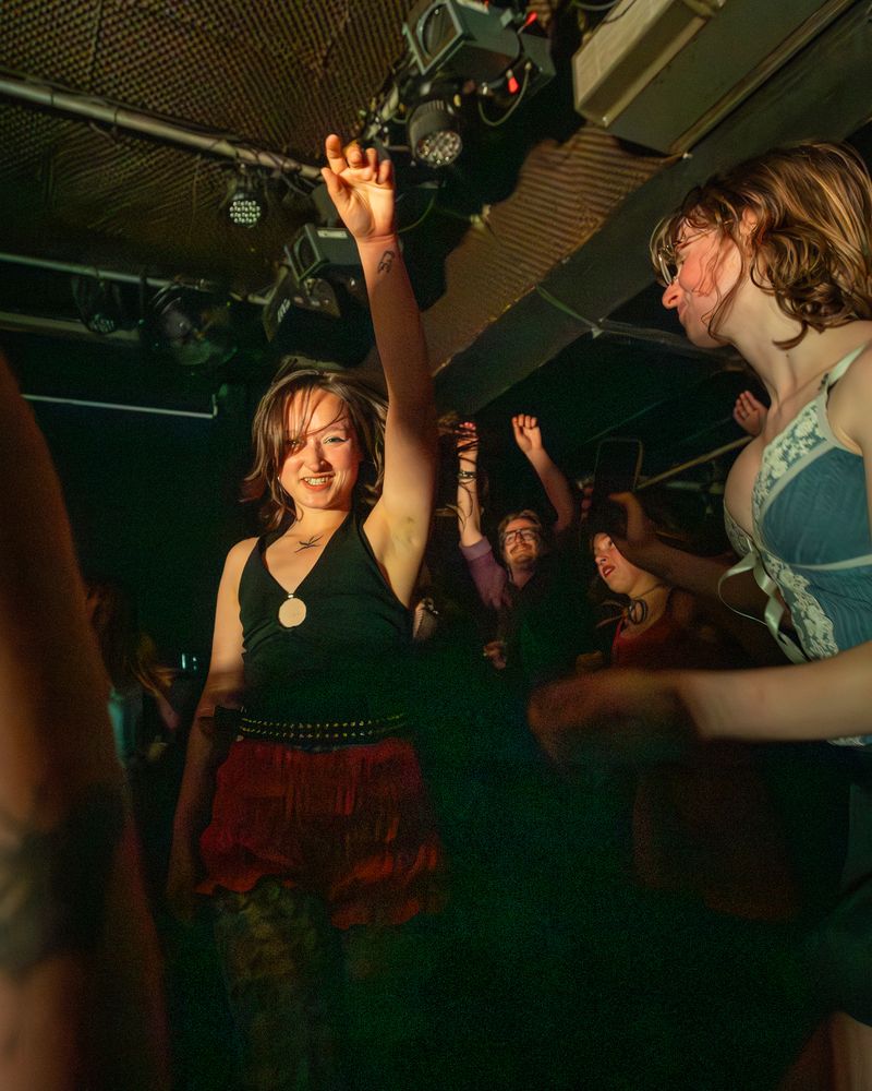 Snackbar, Girls to the Front