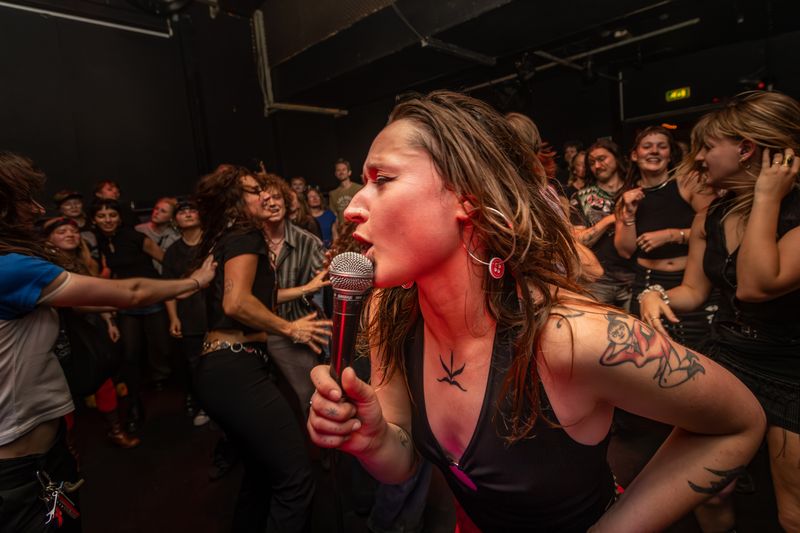 Snackbar, Girls to the Front